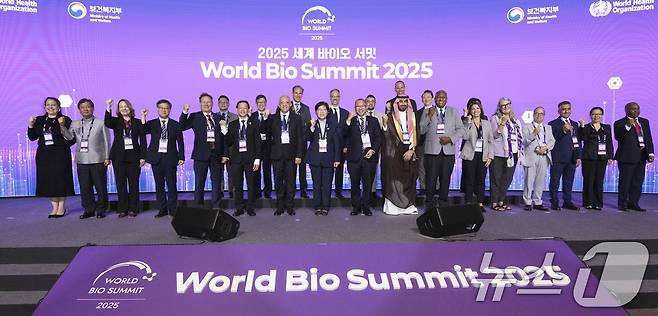 정은경 보건복지부 장관이 17일 복지부와 세계보건기구(WHO)가 서울 중구 신라호텔에서 개최한 '2025 세계 바이오 서밋'에 참석해 주요 참석자들과 함께 기념 촬영을 하고 있다. (보건복지부 제공. 재판매 및 DB 금지) 2025.9.17/뉴스1