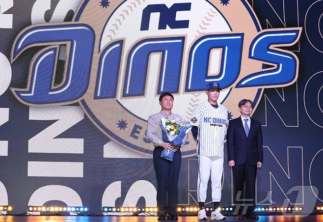 17일 오후 서울 송파구 롯데호텔 월드에서 열린 ‘2026 KBO 신인 드래프트’에서 1라운드 2순위로 NC 다이노스에 선발된 신재인이 기념 촬영을 하고 있다. 2025.9.17/뉴스1 ⓒ News1 김진환 기자