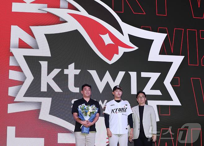 17일 오후 서울 송파구 롯데호텔 월드에서 열린 ‘2026 KBO 신인 드래프트’에서 1라운드 6순위로 kt 위즈에 선발된 박지훈이 아버지와 기념 촬영을 하고 있다. 2025.9.17/뉴스1 ⓒ News1 김진환 기자