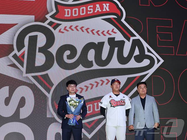 17일 오후 서울 송파구 롯데호텔 월드에서 열린 ‘2026 KBO 신인 드래프트’에서 1라운드 7순위로 두산 베어스에 선발된 김주오가 아버지와 기념 촬영을 하고 있다. 2025.9.17/뉴스1 ⓒ News1 김진환 기자