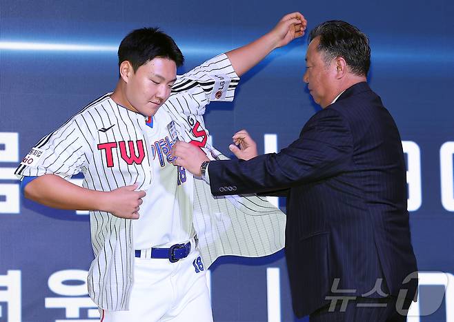 17일 오후 서울 송파구 롯데호텔 월드에서 열린 ‘2026 KBO 신인 드래프트’에서 1라운드 8순위로 LG 트윈스에 선발된 양우진이 유니폼을 착용하고 있다. 2025.9.17/뉴스1 ⓒ News1 김진환 기자