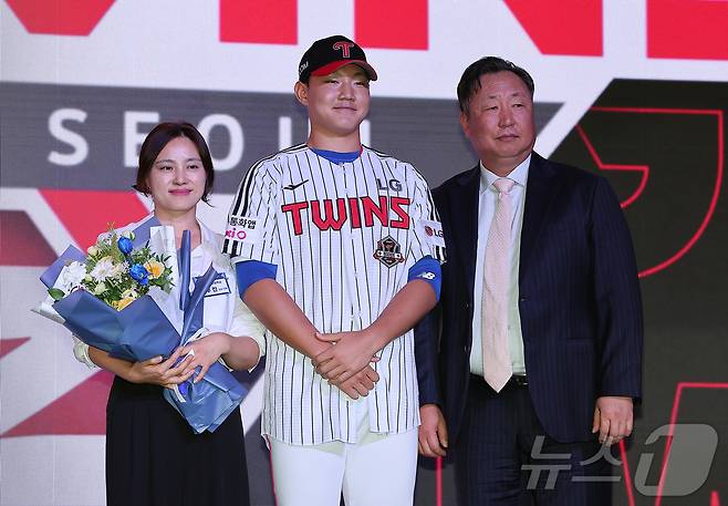 17일 오후 서울 송파구 롯데호텔 월드에서 열린 ‘2026 KBO 신인 드래프트’에서 1라운드 8순위로 LG 트윈스에 선발된 양우진이 어머니와 기념 촬영을 하고 있다. 2025.9.17/뉴스1 ⓒ News1 김진환 기자