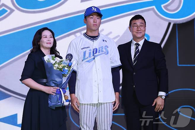 17일 오후 서울 송파구 롯데호텔 월드에서 열린 ‘2026 KBO 신인 드래프트’에서 1라운드 9순위로 삼성 라이온즈에 선발된 이호범이 어머니와 기념 촬영을 하고 있다. 2025.9.17/뉴스1 ⓒ News1 김진환 기자