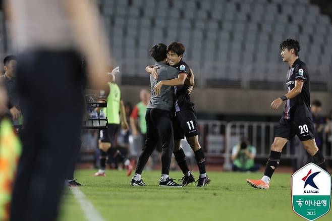 포옹하는 부천 이영민 감독과 박창준. 제공 | 한국프로축구연맹