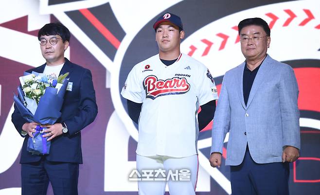 마산용마고 김주오가 17일 서울 송파구 롯데호텔 월드에서 열린 2026 KBO 리그 신인드래프트에서 두산에 지명된 후 기념촬영을 하고 있다. 최승섭기자 thunder@sportsseoul.com