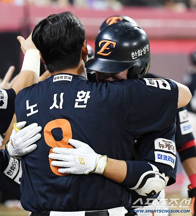 16일 광주 기아 챔피언스필드에서 열린 한화-KIA전. 6회초 1사 1, 2루 안치홍이 스리런포를 친 후 노시환과 포옹하고 있다. 광주=정재근 기자 cjg@sportschosun.com/2025.9.16/