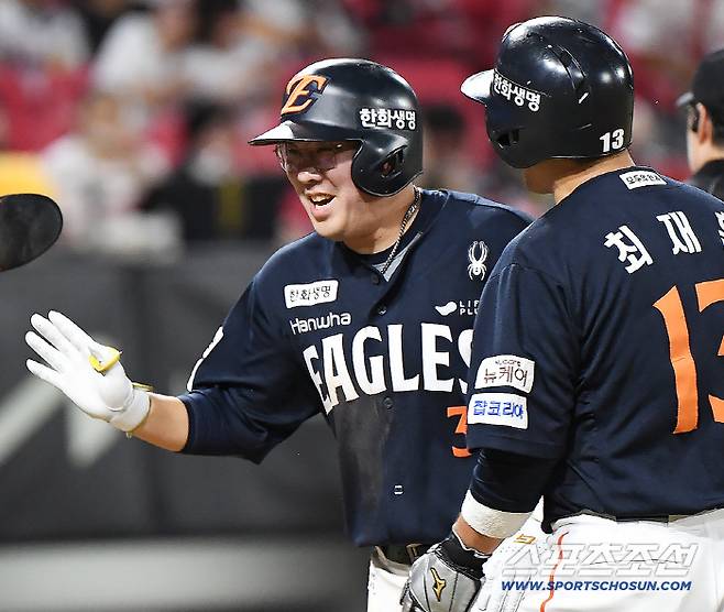 16일 광주 기아 챔피언스필드에서 열린 한화-KIA전. 6회초 1사 1, 2루 안치홍이 스리런포를 친 후 환영을 받고 있다. 광주=정재근 기자 cjg@sportschosun.com/2025.9.16/