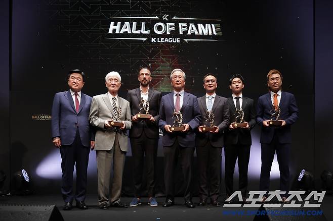 아산정책연구원/ 제2회 K리그 명예의 전당 헌액식/ 헌액자 단체/ 한국프로축구연맹 권오갑 총재, 김호, 데얀, 정몽준, 김주성, 고 유상철 감독 아들, 김병지/ 기념촬영/ 사진 곽동혁