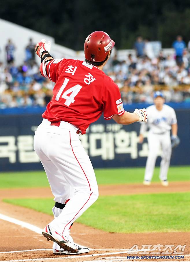 11일 대구 라이온즈파크에서 열린 삼성 라이온즈와 SSG 랜더스의 경기. 1회초 2사 SSG 최정의 배트가 헛스윙 직후 손에서 빠지고 있다. 대구=박재만 기자 pjm@sportschosun.com/2025.09.11/