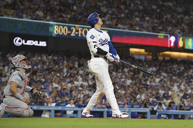 오타니 쇼헤이가 8회말 시즌 50호 홈런을 터뜨린 뒤 타구를 바라보고 있다. AP연합뉴스