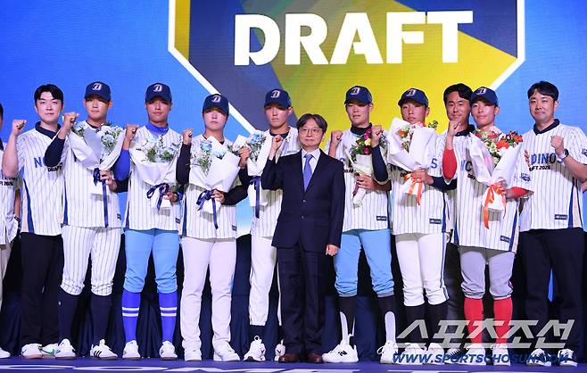 2026 KBO 신인 드래프트가 17일 서울 롯데호텔월드에서 열렸다. NC에 지명된 선수들이 기념촬영을 하고 있다. 잠실=박재만 기자 pjm@sportschosun.com/2025.09.17/
