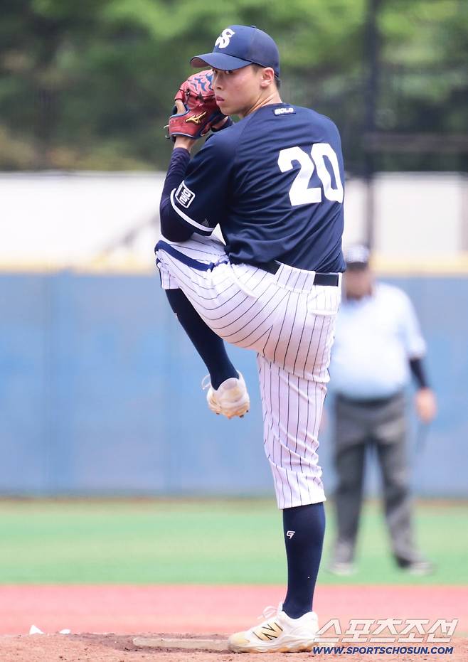 6일 서울 목동구장에서 열린 제80회 청룡기 고교야구선수권 대회 및 주말리그 왕중왕전 휘문고-서울고 경기. 투구하는 서울고 이호범. 목동=송정헌 기자songs@sportschosun.com/2025.07.06/