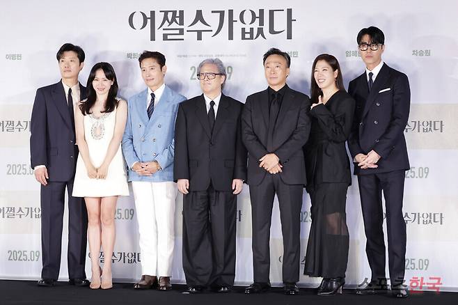 영화 '어쩔수가 없다' 제작보고회에 참석한  박희순, 손예진, 이병헌, 박찬욱 감독, 이성민, 염혜란, 차승원.  25.8.19 ⓒ이혜영 기자 lhy@hankooki.com