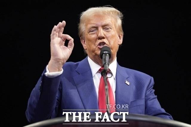 도널드 트럼프 미국 대통령이 16일(현지시간) 영국 런던에 도착해 두 번째 국빈 방문 일정을 시작했다. 그간 미국 대통령이 재선 이후 영국을 국빈 방문한 경우는 없었다. /AP. 뉴시스