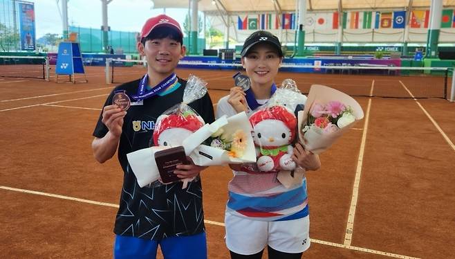 이민선과 김우식이 시상식 뒤 함께 포즈를 취하고 있다. 김경무 기자