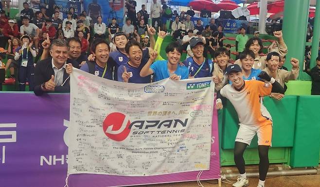 우에마츠 토시키의 금메달 세리머니. 김경무 기자