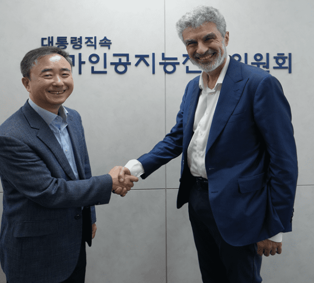 임문영 국가AI전략위 부위원장과 요슈아 벤지오가 악수를 하고 있는 모습 (사진=국가AI전략위)