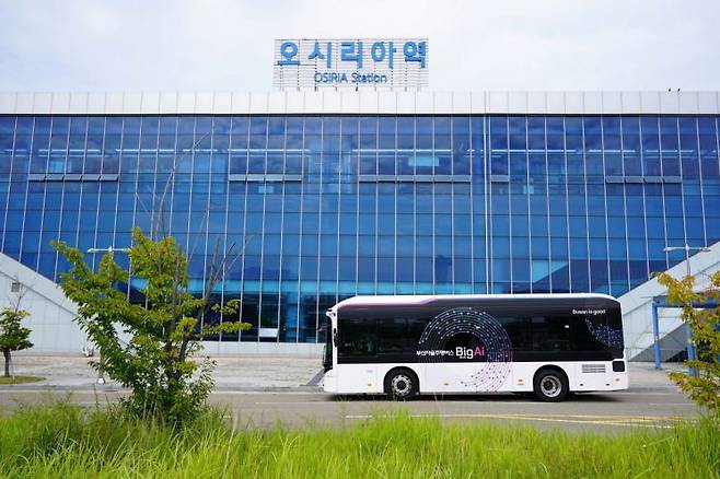부산 오시리아역 정류장에서 자율주행버스 ‘빅 아이’가 출발 대기 중이다. 라이드플럭스