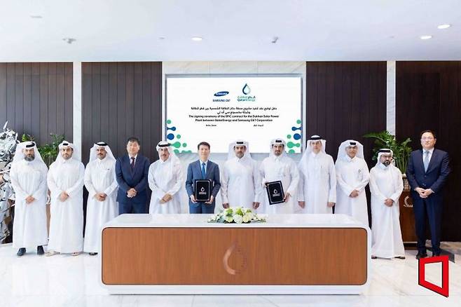 삼성물산은 카타르 국영 에너지회사인 카타르에너지가 발주한 총 발전용량 2000㎿ 규모 태양광 발전 프로젝트에 대한 낙찰통지서를 수령하고 서명 행사를 가졌다고 17일 밝혔다. 삼성물산 제공