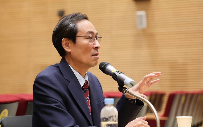 우상호 정무수석이 지난달 21일 서울 용산구 대통령실 청사에서 열린 기자간담회에서 취재진의 질의에 답하고 있다. /뉴스1