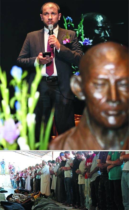 평화상 꽃다발과 동료의 장례식 - 시리아 민간구호단체 '하얀헬멧' 대표 라이드 알 살레(위 사진)가 2017년 8월 12일 오후 만해대상 시상식에서 수상 소감을 발표하고 있다. 그는 이날 시상식장으로 이동하던 중 시리아 현지로부터“대원 7명 피살”이란 급보를 받았다. 시상식장 단상에 앉아서도 휴대폰으로 현장 상황을 보고받고 수습 대책을 지시하던 그는 결국 이날 밤 나머지 일정을 취소하고 시리아 현지로 날아갔다. 아래 사진은 이날 살해된 하얀헬멧 대원 7명의 장례식이 시리아 현지에서 치러지고 있는 모습.