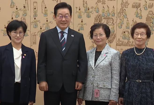 원민경 여성가족부 장관이 15일 장관 임명식에서 이재명 대통령과 기념 촬영을 하고 있다. 이 대통령 오른쪽에는 원장관의 시어머니와 친어머니./유튜브 캡처