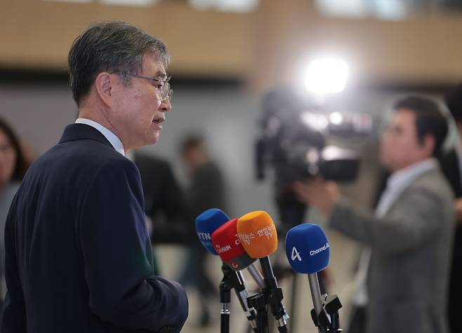 조현 외교부 장관이 17일 서울 강서구 김포국제공항에서 중국 베이징으로 출국하기 전 취재진 질문에 답하고 있다. /연합뉴스