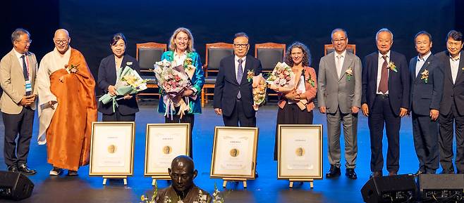 2025년 9월 10일 강원도 인제읍 하늘내린센터에서 열린 29회 만해대상 시상식. 수상자와 내빈들이 함께 기념촬영하고 있다./김지호 기자