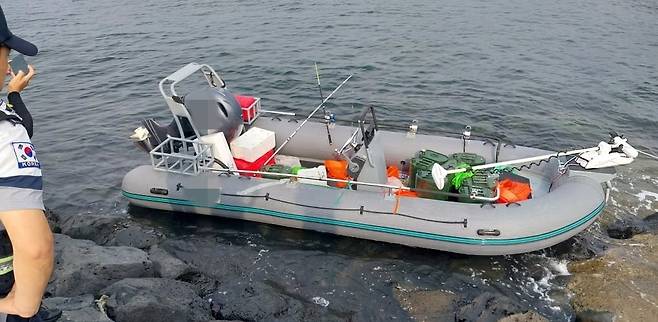 지난 8일 오전 제주 해안가에서 발견된 미확인 고무보트. /뉴스1