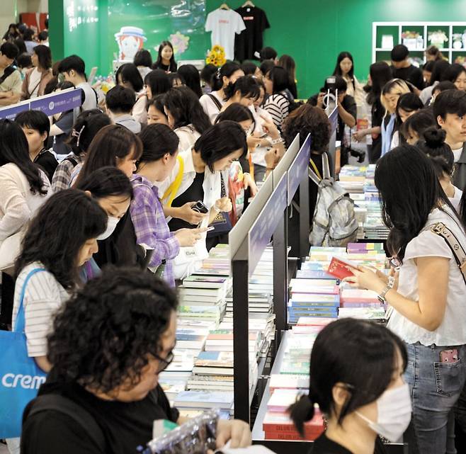 '텍스트힙' 열풍에 서울국제도서전이 열리는 6월이 '출판계 성수기'가 됐다. 사진은 6월 18일 서울 삼성동 코엑스 도서전 현장. 5일간 총 15만명이 찾았다. /연합뉴스