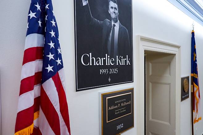 15일(현지 시각) 미 워싱턴D.C. 연방 의사당 내 애디슨 맥도웰 하원의원 사무실 밖에 찰리 커크의 대형 포스터가 걸려 있다. / 로이터=연합