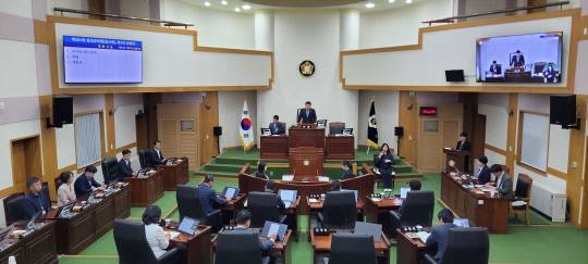 음성군의회(의장 김영호)는 17일 의회 본회의장에서 '제381회 임시회'를 개회하고 오는 23일까지 7일간의 일정에 들어갔다.   오인근 기자