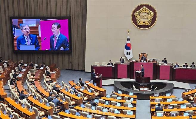 16일 오후 국회 본청에서 열린 국회 본회의에서 외교·통일·안보 분야 대정부질문이 진행되고 있다. ⓒ데일리안 홍금표 기자