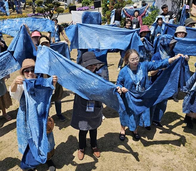 지난해 전남 나주 한국천연염색박물관이 진행한 ‘2024 천연염색 페스타’에서 참가자들이 천연염색을 시연하고 있다. 한국천연염색박물관 제공