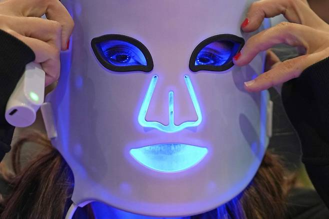 라스베이거스에서 열린 CES 2023에 ‘LED 마스크(light-therapy mask)’가 시연되고 있다. (출처=AP/뉴시스)