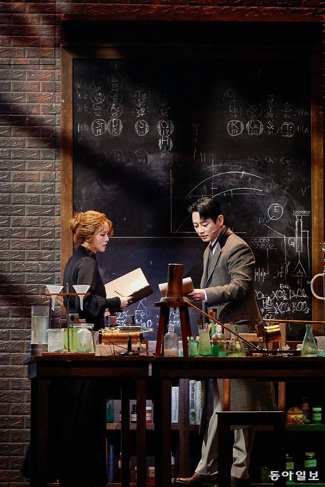 연구실에서 논의하는 마리(왼쪽·박혜나)와 남편 피에르(테이). 라이브 제공