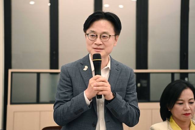 김정관 산업통상자원부 장관은  16일 세종시 장군면 한식당에서 열린 ‘산업부 출입기자단 간담회’ 에서  기자들과 질의 응답을 하고 있다. [산업부 제공]