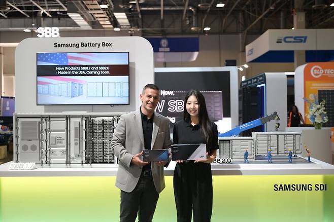 삼성SDI 모델들이 지난 9일(현지시간) 미국 라스베이거스에서 개막한 북미 최대 에너지산업 전시회 'RE+ 2025'에서 삼성배터리박스(SBB) 신제품을 소개했다. 삼성SDI 제공