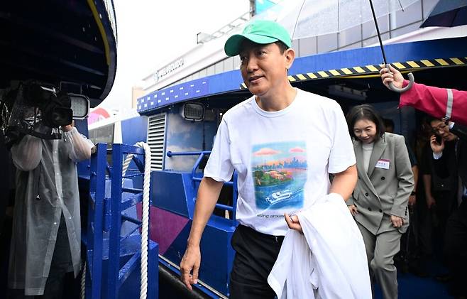 오세훈 서울시장이 17일 한강버스 취항식을 마친 후 내부를 둘러보고 있다. 서울시 제공