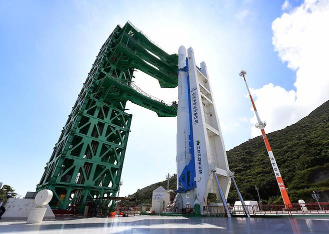 국내 독자기술로 개발된 한국형발사체 누리호가 ‘탯줄’ 구실을 하는 엄빌리칼타워(왼쪽 녹색)에 장착돼 기립해 있다. 우주항공청 제공