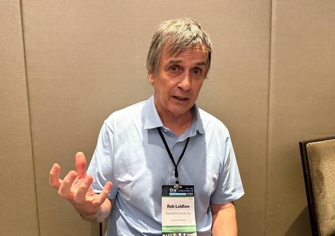 1980년대부터 40여년간 동물원 동물의 복지를 위해 활동해온 로브 레이들로 ‘주체크 캐나다’ 대표가 지난달 26일 대만 타이베이시 ‘아시아 포 애니멀스’ 콘퍼런스 현장에서 한겨레와 만나고 있다. 김지숙 기자