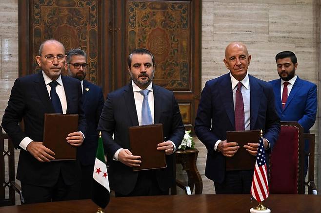 요르단의 아이만 사파디 외무장관(왼쪽), 시리아의 아사드 샤이바니 외무장관(가운데), 톰 배럭 시리아 특사(오른쪽)가 16일(현지시각) 시리아 다마스쿠스에서 회담을 한 뒤 협정문에 서명했다. AFP 연합뉴스