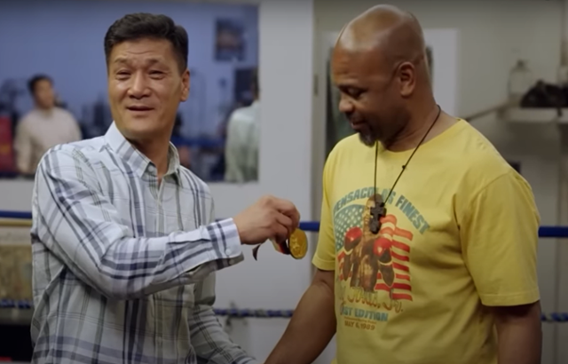 미국 플로리다주에 위치한 로이 존스 주니어의 체육관에서 박시헌(왼쪽)이 로이 존스 주니어에게 1988년 서울올림픽 복싱 미들라이트급 금메달을 전달하고 있다. 로이 존스 주니어 유튜브 캡처