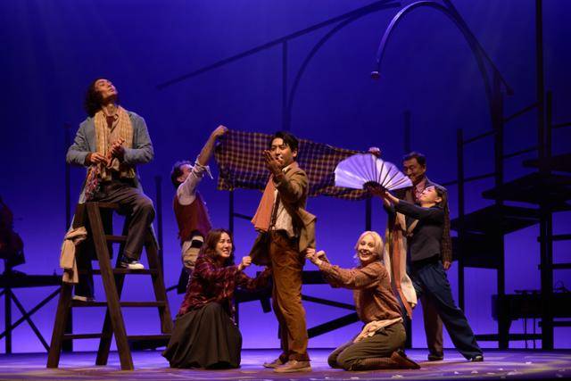 연극 '로제타'는 김성령을 포함한 배우 8명이 돌아가며 로제타의 여러 면모를 연기하는 독특한 형식이다. 옐로밤 제공