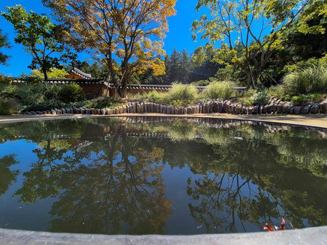 한국정원 '선비들의 풍류'의 검은 연못 '무영원'