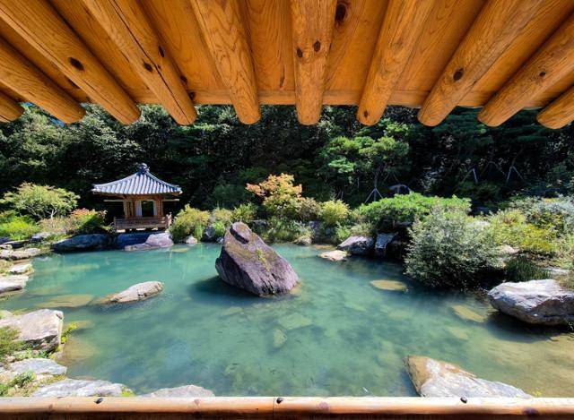 한국정원 '선비들의 풍류' 영현당에서 바라본 용반연과 섬휘루.