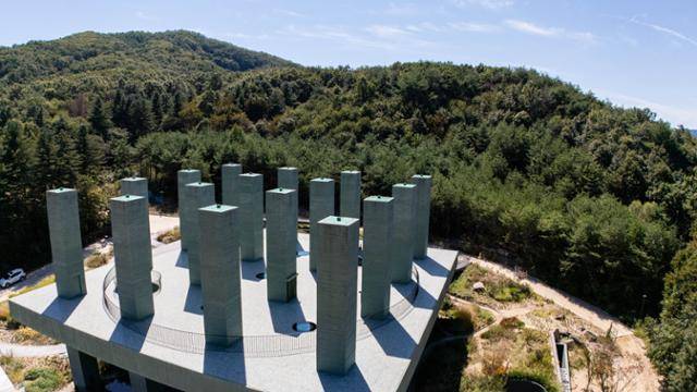 현대정원 '위버하우스'의 특징적인 콘크리트 기둥들.