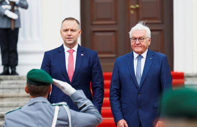 프랑크발터 슈타인마이어(오른쪽) 독일 대통령이 16일 독일 베를린의 벨뷰궁에서 군 의장대 사열을 갖추고 카롤 나브로츠키 폴란드 대통령을 맞이하고 있다. 베를린=로이터 연합뉴스