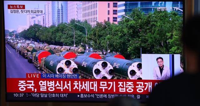 서울역 대합실에 설치된 TV에 지난 3일 중국 베이징에서 열린 전승절 80주년 기념 열병식 장면이 방영되고 있다. 연합뉴스