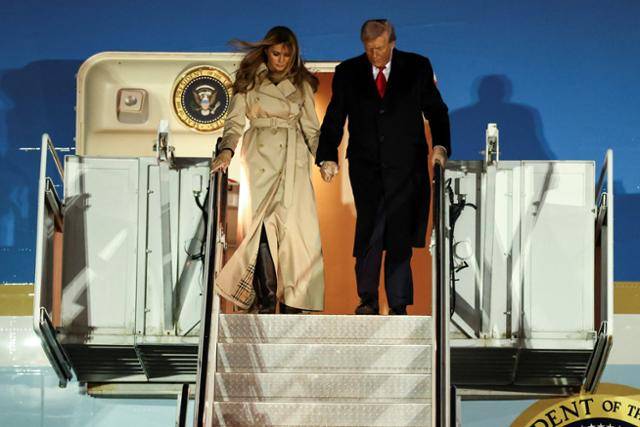 영국을 국빈 방문하는 도널드 트럼프(오른쪽) 미국 대통령과 부인 멜라니아 트럼프 여사가 16일 영국 런던 인근의 스탠스테드 공항에 도착해 대통령 전용기(에어포스원)에서 내리고 있다. 런던=로이터 연합뉴스